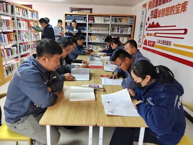 額鹽公司黨委組織開展“感黨恩 聽黨話 跟黨走”—母親湖畔閱經典，共筑書香額鹽主題黨日活動