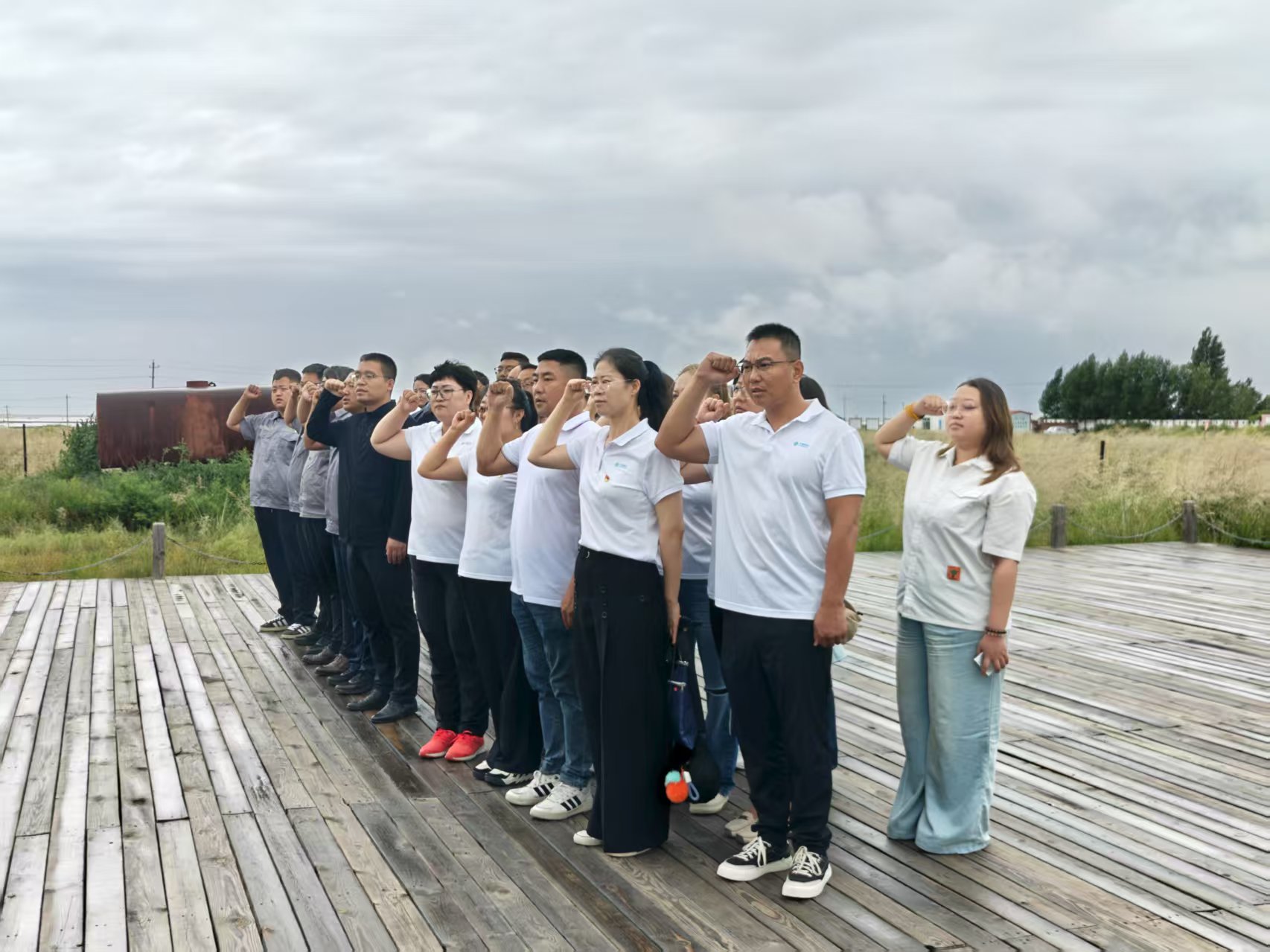 額鹽公司黨支部與東烏旗移動(dòng)公司黨支部聯(lián)合開(kāi)展“感黨恩，聽(tīng)黨話，跟黨走”群眾教育實(shí)踐活動(dòng)暨“銘記烽火歲月，傳承紅色基因”主題黨日活動(dòng)